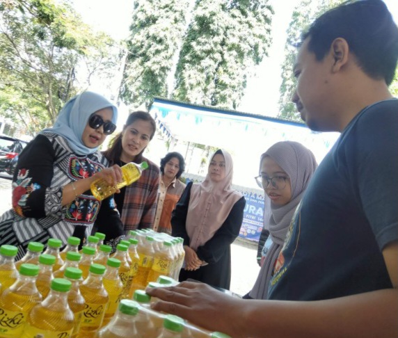 Ketua TP PKK Kota Malang Ikut Periksa Takaran Minyak Goreng di Pasar Murah