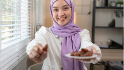 Makan Kurma, Benarkah Harus Dicuci Dulu?