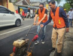 Dilapori Warga via Medsos, Wahyu Turun Langsung dan Ikut Tambal Jalan Berlubang