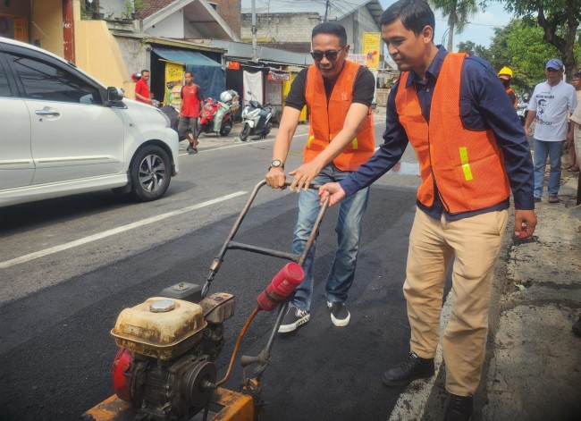 Dilapori Warga via Medsos, Wahyu Turun Langsung dan Ikut Tambal Jalan Berlubang