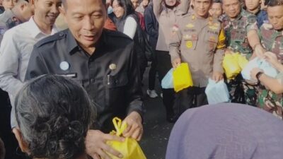 Bagikan 2 Ribu Paket Sembako, Wahyu Hidayat Gandeng Forkopimda dan Mahasiswa