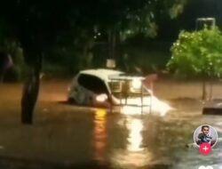 Viral! Mobil Hanyut Terseret Banjir di Madiun