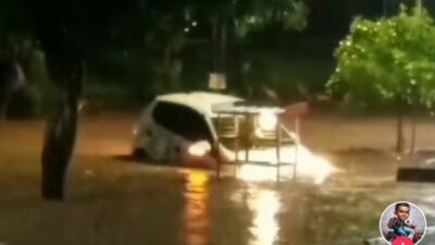 Viral! Mobil Hanyut Terseret Banjir di Madiun