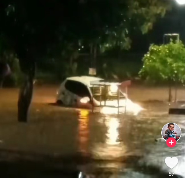 Viral! Mobil Hanyut Terseret Banjir di Madiun