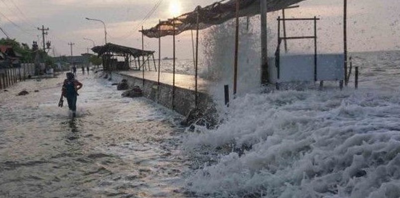 Pesisir Jatim Bersiap Hadapi Ancaman Banjir Rob Hingga Awal Mei 2025