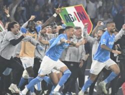 Napoli Juara Serie A, Stadion Diego Maradona Berpesta