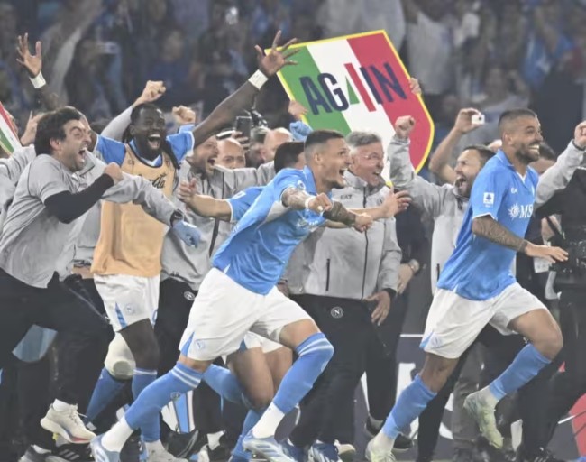 Napoli Juara Serie A, Stadion Diego Maradona Berpesta