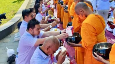 Prosesi Pindapata Jelang Waisak, Simbol Hormat Umat kepada Biksu-Biksuni