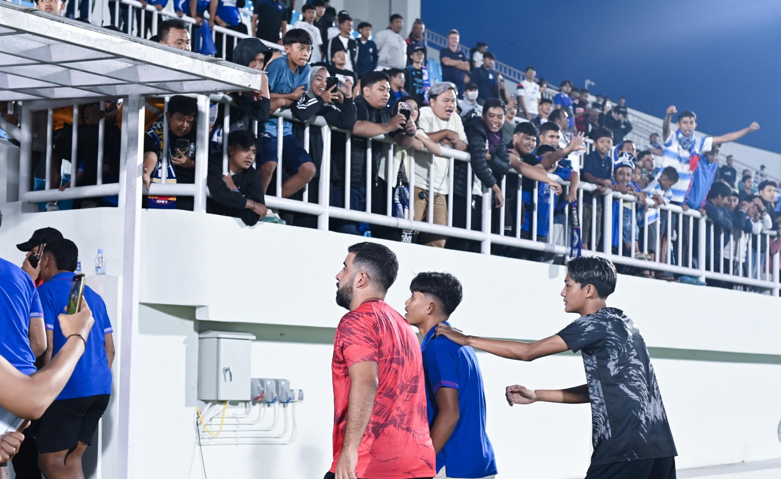 Pelemparan Bus Persik di Kanjuruhan: Zona Abu-abu Keamanan dan Beban Arema FC