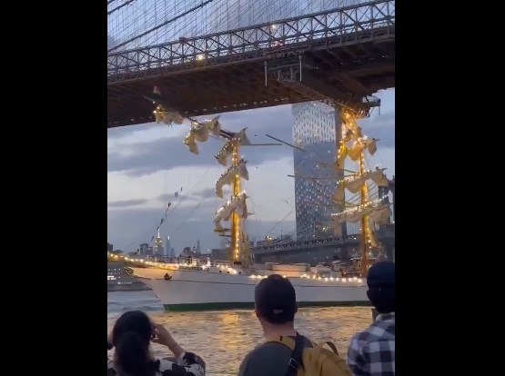 Kapal Latih AL Meksiko Hantam Jembatan Brooklyn, Puluhan Terluka