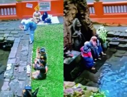 Ada Orang Sembahyang di Candi, Emak-Emak Malah Asyik Berfoto