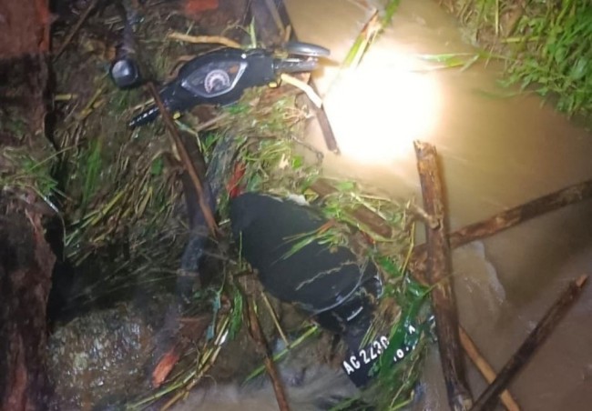 Ibu dan Anak  Hilang Terseret Banjir usai Jemput Sekolah