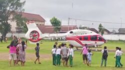 Helikopter Ditumpangi Direksi Gudang Garan Mendarat Darurat di Jombang