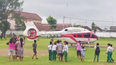 Helikopter Ditumpangi Direksi Gudang Garan Mendarat Darurat di Jombang