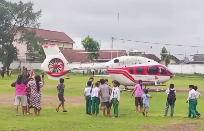 Helikopter Ditumpangi Direksi Gudang Garan Mendarat Darurat di Jombang
