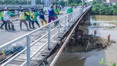 Jembatan Lama Kediri Darurat Sampah: Struktur Cagar Budaya 156 Tahun Terancam
