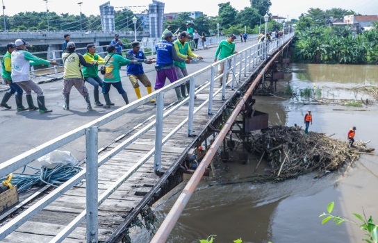 Jembatan Lama Kediri Darurat Sampah: Struktur Cagar Budaya 156 Tahun Terancam