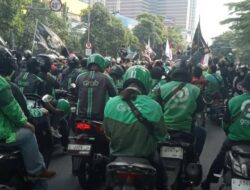 Surabaya Membara: Teriakan Ojol Menggema Seharian
