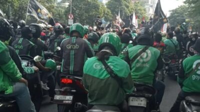 Surabaya Membara: Teriakan Ojol Menggema Seharian