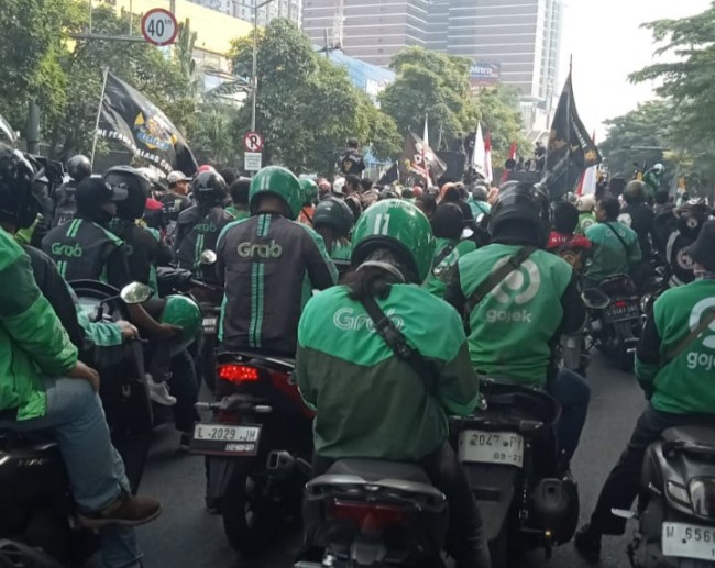 Surabaya Membara: Teriakan Ojol Menggema Seharian