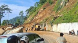 Longsor Terjang Piket Nol Lumajang, Jalur Menuju Malang Lumpuh Total – Alat Berat Dikerahkan