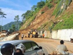 Longsor Terjang Piket Nol Lumajang, Jalur Menuju Malang Lumpuh Total – Alat Berat Dikerahkan