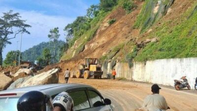 Longsor Terjang Piket Nol Lumajang, Jalur Menuju Malang Lumpuh Total – Alat Berat Dikerahkan Longsor Terjang Piket Nol Lumajang, Jalur Menuju Malang Lumpuh Total – Alat Berat Dikerahkan