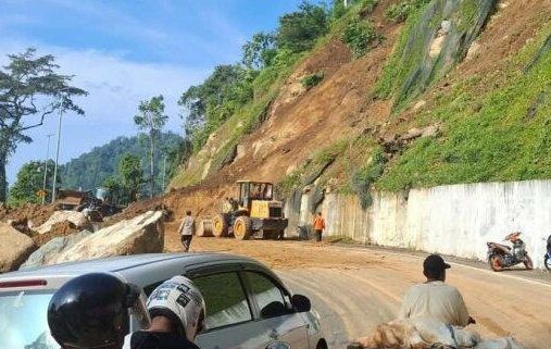 Longsor Terjang Piket Nol Lumajang, Jalur Menuju Malang Lumpuh Total – Alat Berat Dikerahkan