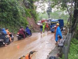 Longsor Ampelgading Putus Total Jalur Vital Malang-Lumajang