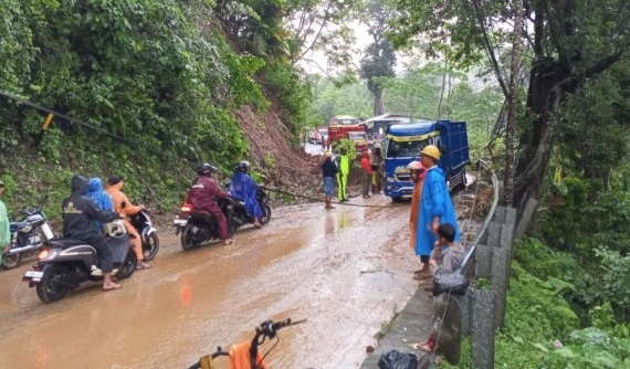 Longsor Ampelgading Putus Total Jalur Vital Malang-Lumajang