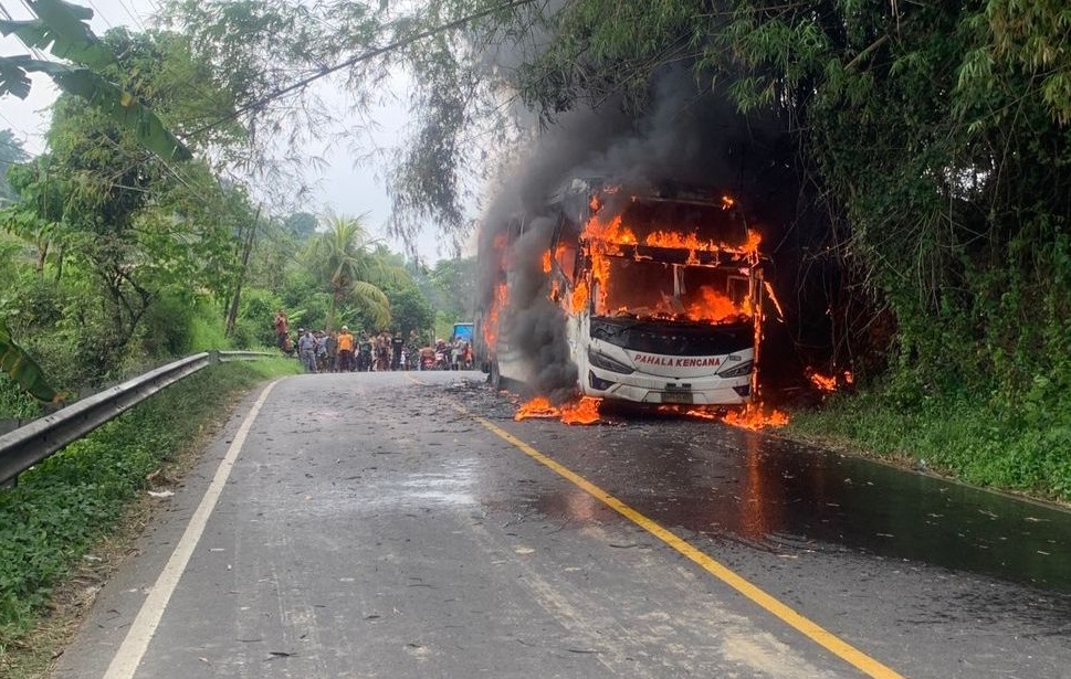 Bus Pahala Kencana Terbakar di Bangkalan, Ratusan Rokok Ilegal Terbongkar dari Bagasi