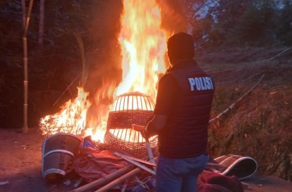 Polres Malang Bakar Arena Judi Sabung Ayam di Pakisaji