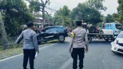 Mobil Anggota DPRD Diseruduk hingga Masuk Sungai