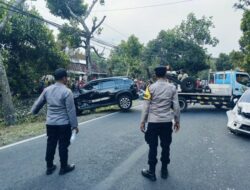 Mobil Anggota DPRD Diseruduk hingga Masuk Sungai