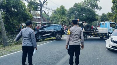 Mobil Anggota DPRD Diseruduk hingga Masuk Sungai