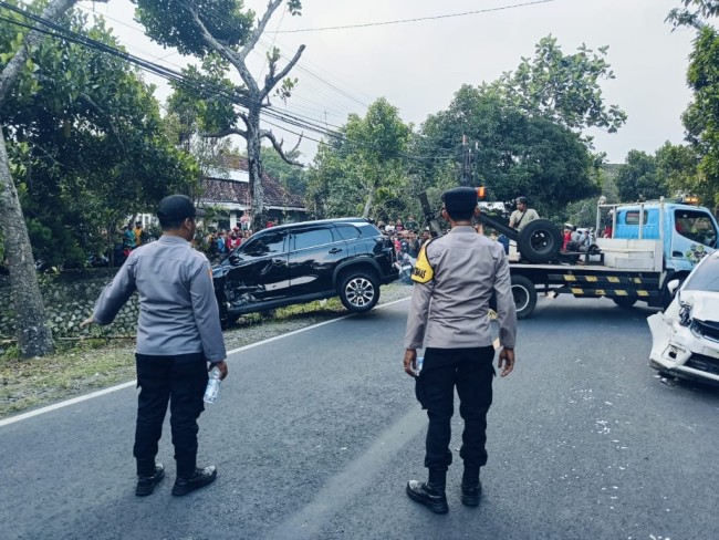 Mobil Anggota DPRD Diseruduk hingga Masuk Sungai