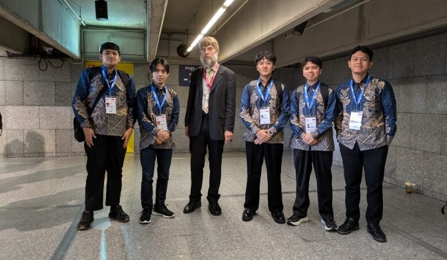 Madrasah Guncang Paris: Kisah Arfa & Arkaan Juara Fisika 2025