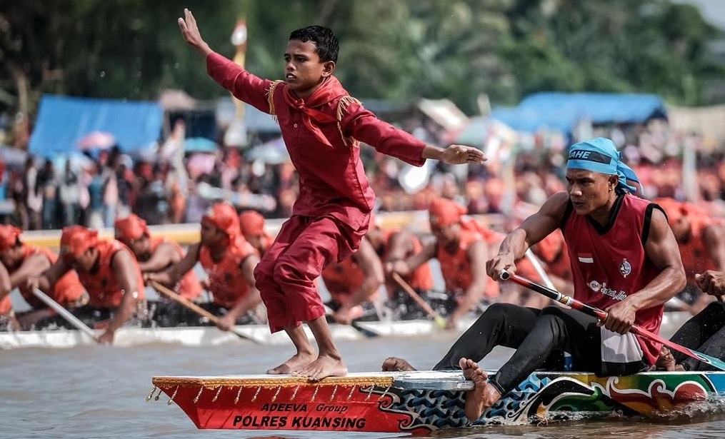 Gema Hip-Hop di Arus Kuantan: Jejak Melly Mike dan Tradisi Pacu Jalur