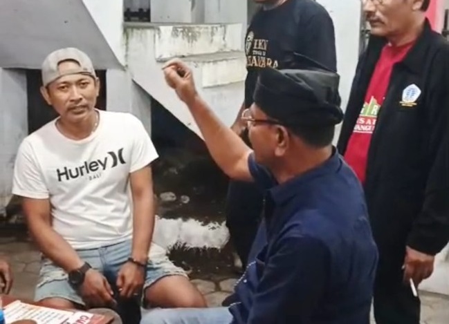 Perang Banner di Kantor PGRI Banyuwangi: Dualisme Kepemimpinan Makin Panas!