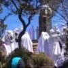 Viral Rombongan Baju Putih Kelilingi Tugu Puncak Lawu, Siapa Mereka?