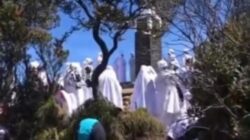 Viral Rombongan Baju Putih Kelilingi Tugu Puncak Lawu, Siapa Mereka?