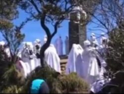 Viral Rombongan Baju Putih Kelilingi Tugu Puncak Lawu, Siapa Mereka?