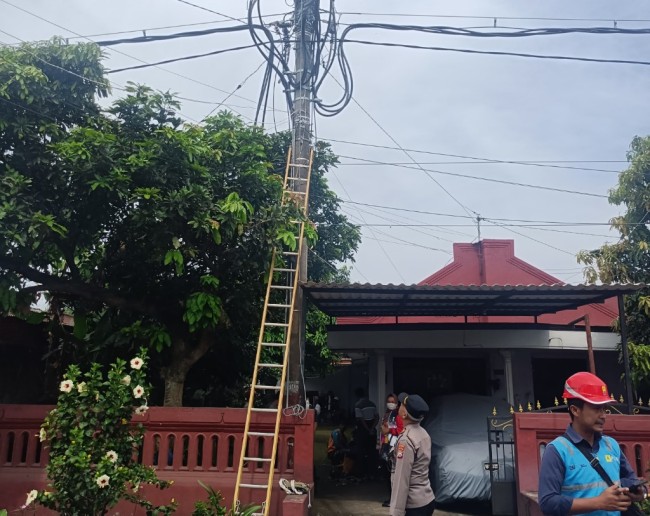 Ganti Kabel PLN di Malang, Pekerja Tersengat Listrik