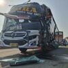 Bus Hantam Truk Parkir, Tiga Orang Terluka di Jombang