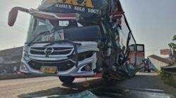 Bus Hantam Truk Parkir, Tiga Orang Terluka di Jombang