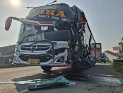 Bus Hantam Truk Parkir, Tiga Orang Terluka di Jombang