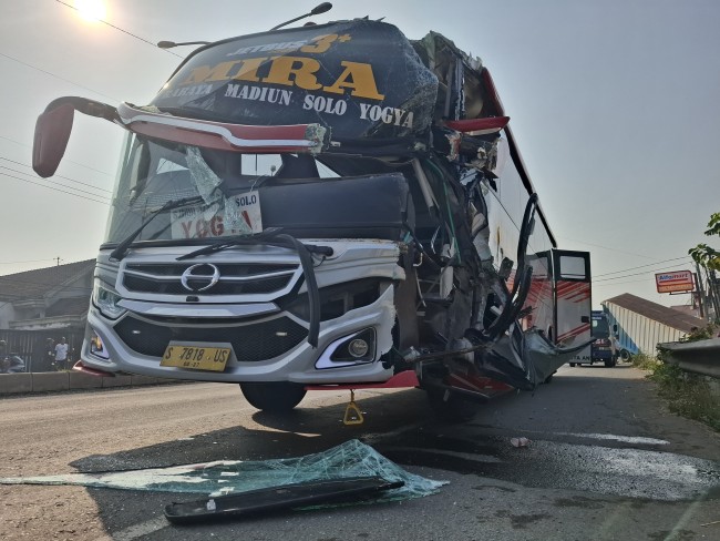 Bus Hantam Truk Parkir, Tiga Orang Terluka di Jombang