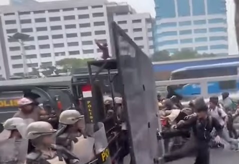Darah Pelajar di Gerbang Parlemen: Ketika Protes Krisis Ekonomi Dibalas Pukulan Mundur Aparat