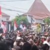 Massa Pati Lempari Kantor Bupati, Polisi Tembakkan Gas Air Mata
