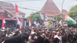 Massa Pati Lempari Kantor Bupati, Polisi Tembakkan Gas Air Mata